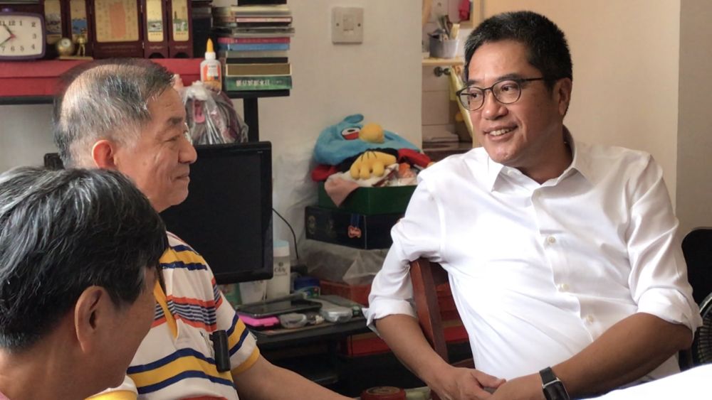 業主林先生（中）向黃偉綸局長（右）表示，津貼計劃的申請手續簡便，他們利用計劃全額資助4萬元，確切地改善了居住環境。