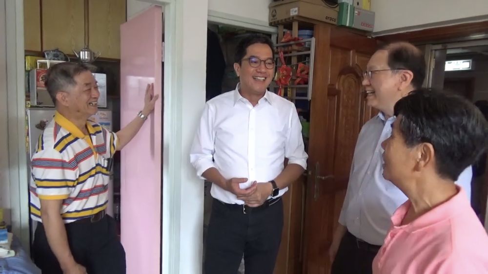 林先生和太太（左一及右一）向黃偉綸局長（左二）和房協葉錦誠先生（右二）介紹獲資助進行的家居裝修工程。