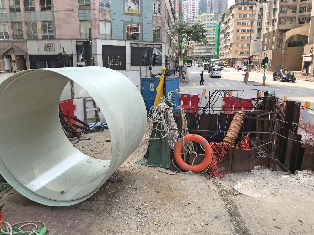 渠務署近年採用「無開坑式」技術，開挖的地方較小，施工期較短，完工後能迅速恢復行車，對公眾的影響可以減到最低。圖為土瓜灣庇利街工程地盤，該處正使用內套喉管法修復渠管。
