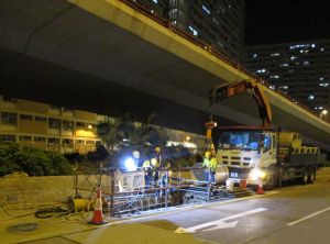 工作人員在晚上非繁忙時間修復渠管，減低對交通的影響。
