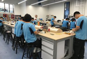 九龍灣機電署總部大樓旁邊的技能評估中心，為年輕學員提供機械、電氣、電子、空調等訓練及工藝測試服務。