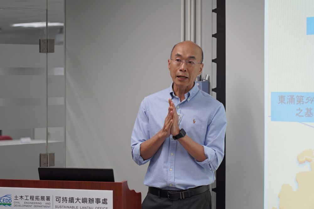 可持續大嶼辦事處處長方學誠介紹時表示，東涌擴展計劃涵蓋現有東涌新市鎮東、西兩面的範圍，可提供約5萬個住宅單位（其中約3萬2千個單位為公營房屋）及80多萬平方米的商業樓面面積。