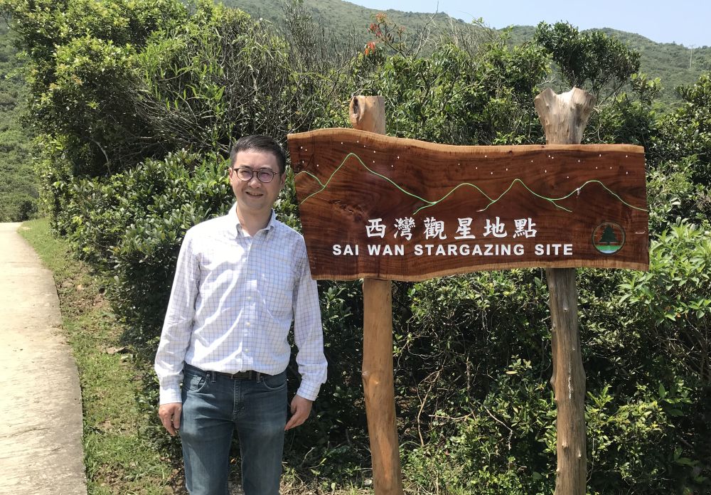 建築署工程策劃經理唐國威說，環形座椅採用廠房預製組件方式製造，由於組裝過程主要在廠房進行，不受天雨影響，施工速度較快。  