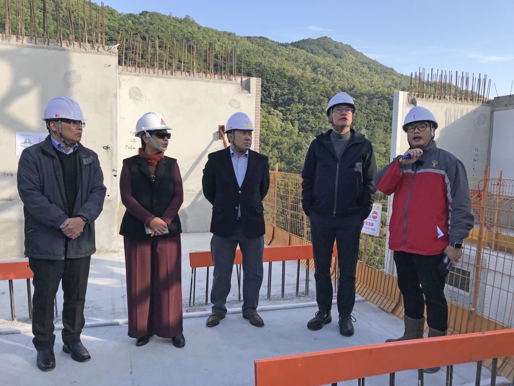 承建商項目總監顏少德（右一）說，把預製組件裝進大樓的步驟，需要經過精準的計算，每層樓的裝嵌時間為5個工作天。