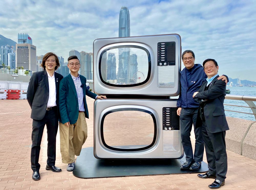 設計師戴佑安（安泰）（左二）的兩組作品─「大牛龜」電視機藝術裝置和透明地磚，都是以「家」為主題，讓市民重溫昔日的香港情懷。