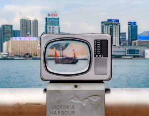 設計師戴佑安（安泰）的兩組作品─「大牛龜」電視機藝術裝置和透明地磚，都是以「家」為主題，讓市民重溫昔日的香港情懷。
