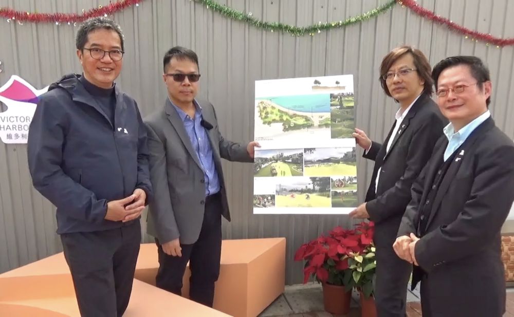 發展局局長黃偉綸（左一）、海濱事務委員會主席吳永順（右二）和港島區海濱發展專責小組主席何文堯（右一）早前來到灣仔海濱，聽取建築署高級工程策劃經理孫志恆（左二）介紹添馬至會展新海濱長廊餘下休憩空間的建造工程。