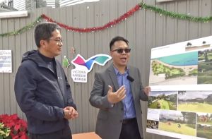 建築署高級工程策劃經理孫志恆（右）說，新海濱西面正興建一個「童樂園」（FunScape），預計2021年年初全面落成啟用。