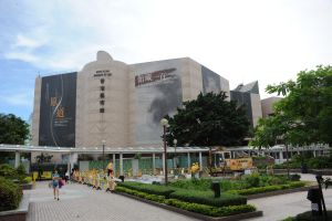 香港藝術館原本的大樓，是由3座梯型的建築物組合而成，外牆是淡粉紅色的「瓦仔」，外觀與旁邊的香港文化中心差不多。圖為翻新前的藝術館。