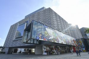 香港藝術館現已換上新裝，外牆鋪設新物料，設計力求通透明亮，成為尖沙咀海旁矚目的焦點。