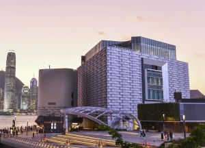 香港藝術館現已換上新裝，外牆鋪設新物料，設計力求通透明亮，成為尖沙咀海旁矚目的焦點。