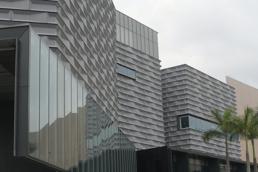 香港藝術館新的外牆以水泥纖維板為主要建築材料，從遠處看就像一排排長型方塊，透過獨特的組裝方法，營造如波浪的形態。獨特的設計概念源自維多利亞港的海浪，以凸顯藝術館在維港旁邊的特色。