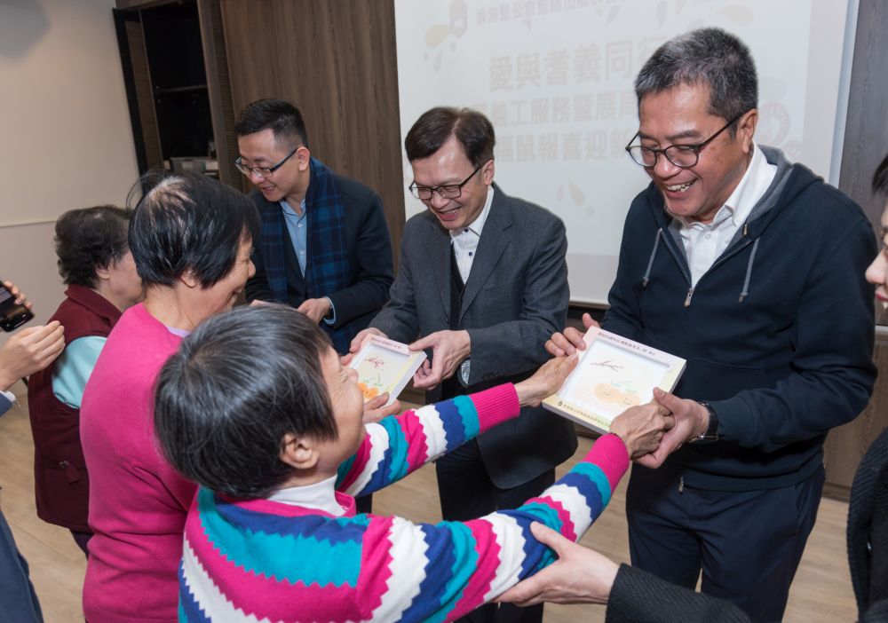 老友記向發展局局長黃偉綸（右）、副局長廖振新（中）和政治助理馮英倫（左）送贈親手繪畫的畫作。