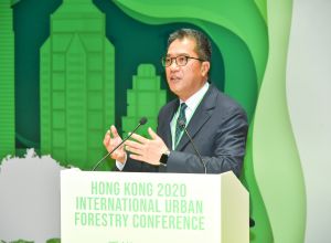 發展局局長黃偉綸在香港2020國際城市林務研討會開幕禮致歡迎辭。研討會1月16日在大館揭幕。一連兩天的研討會吸引600多位專業人士和學生參與。