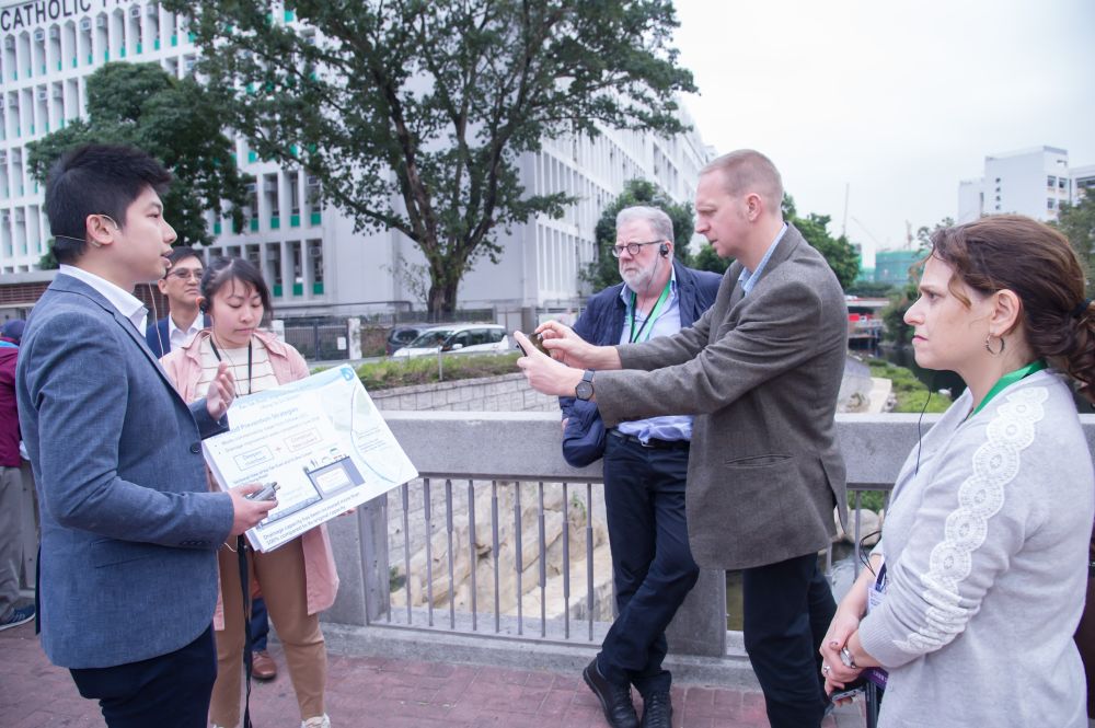 渠務署同事向海外專家學者介紹啟德河改善工程，加深他們認識香港在發展河畔城市方面的工作。