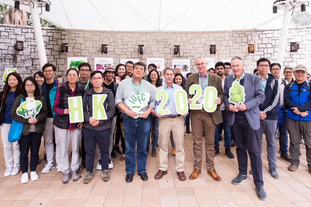 海外的樹木專家、本地學者和其他參與者，一起到維園考察。