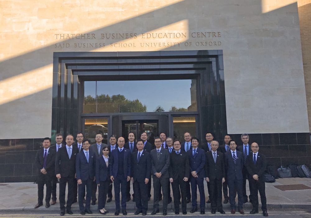 「主要項目領導計劃」是學院的首個課程。首兩批約50名學員去年8月到英國參加「主要項目領導計劃」的首個單元，回港後一邊工作，一邊進修，將於今年7月畢業。