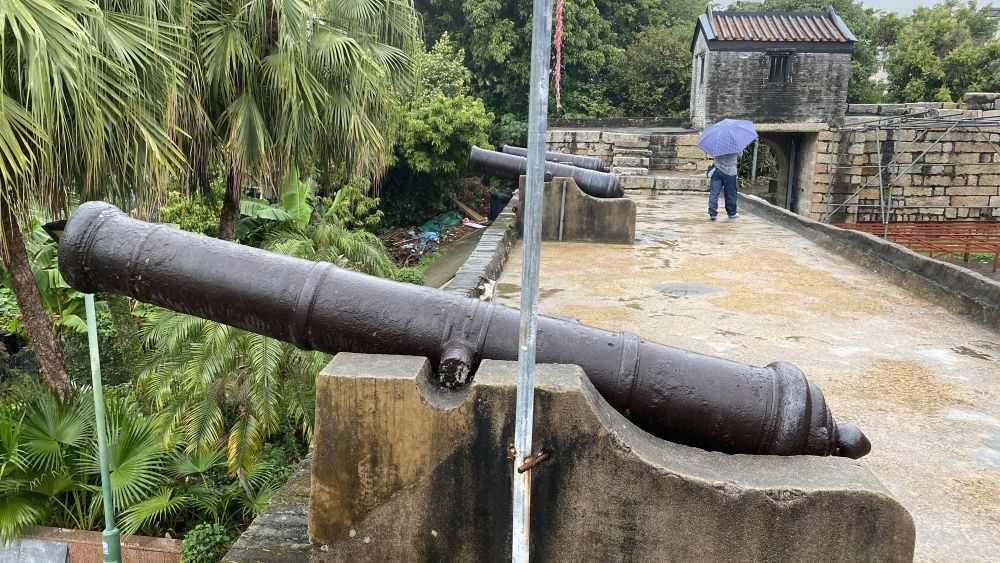 東澳古道沿途有許多歷史文物及古蹟，包括圖中列為法定古蹟的東涌炮台。