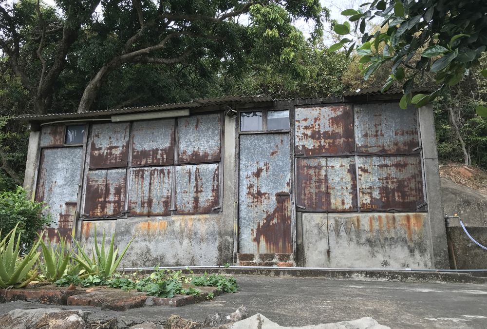 深石村不少古舊石屋和豬欄的牆角均刻有KAAA字樣，顯示有關設施由嘉道理農業輔助會出資興建。