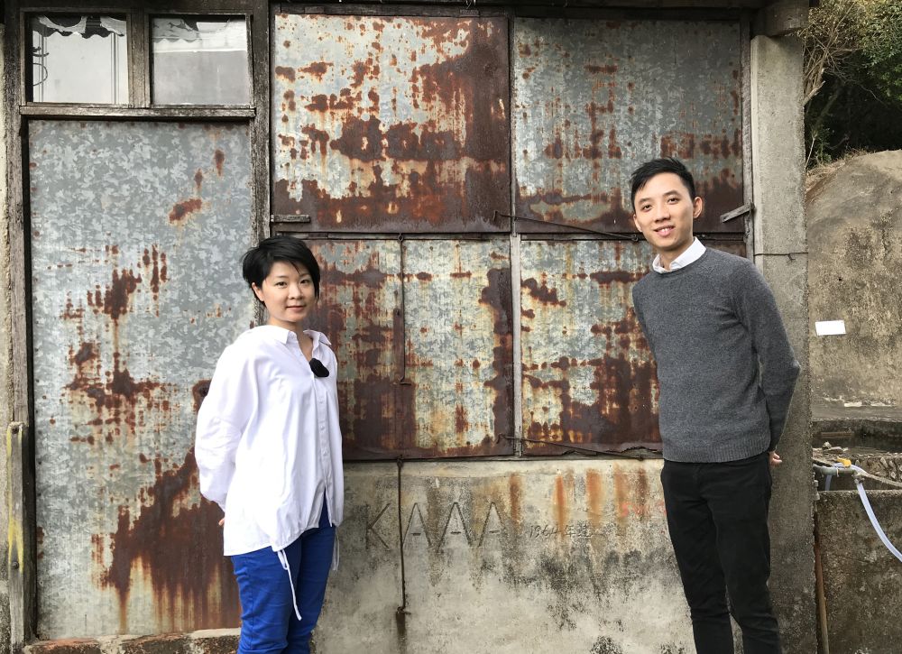 建築師張允滔（右）說，可持續大嶼辦事處正分階段聘請顧問公司，為大嶼山的村落進行詳細的鄉村文化及歷史研究。他身旁是文物保育專家吳韻怡。