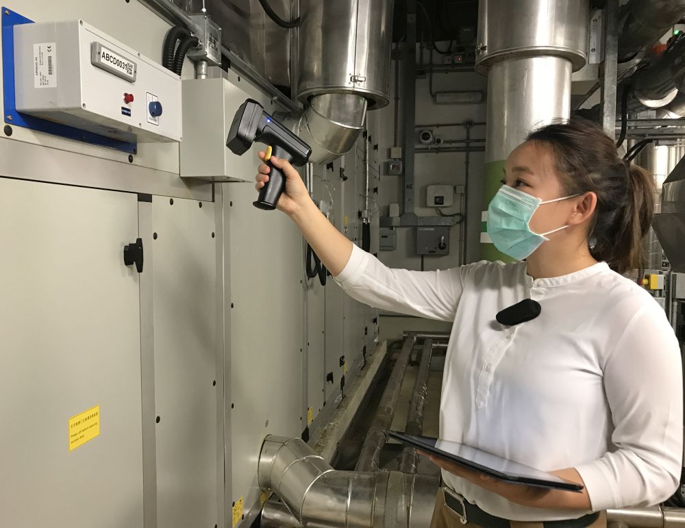 機電署約半數新增職位會協助機電資產數碼化的工作，例如為主要機電設備安裝「射頻辨識標籤」、輸入資產資料、把維修手冊電子化等。