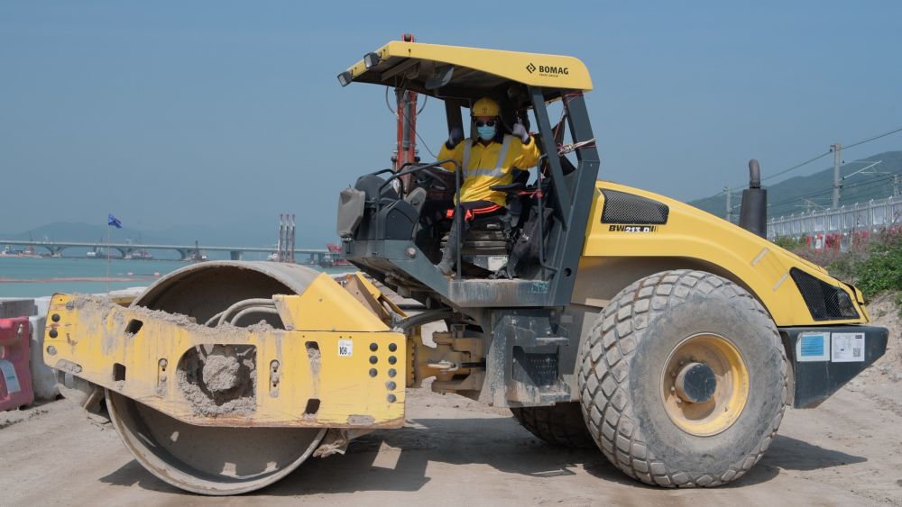 特別感謝建造業界的前線從業員和工友，參與《抗疫同舟》音樂短片拍攝工作。