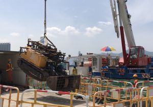 工作人員首先把清淤機械人吊起，然後經井口把它送進箱形暗渠內，之後操作員可在工作室內，遙控操作機械人進行清淤。