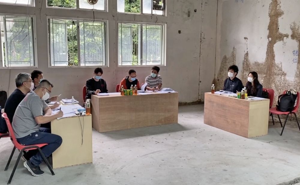 圖為發展局工料測量師（規劃）陳天禮（右二）參與工程進度會議的情況。