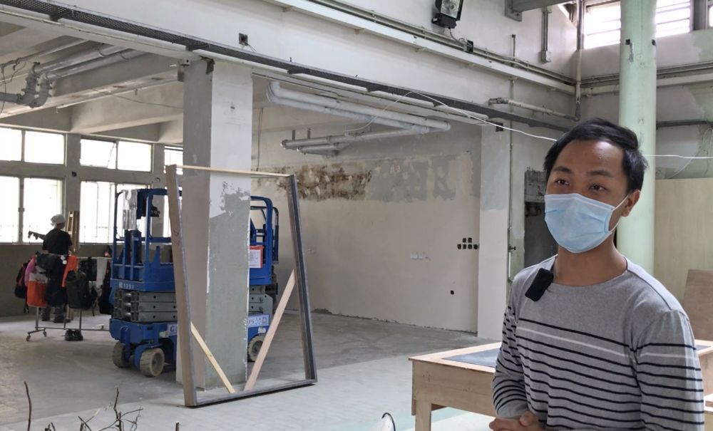 中心服務發展主任何子健說，復修工程完成後，中心會有不同設施，適合不同年齡層的居民使用。他身旁的房間將復修為活動室和廚房，可以舉辦如烹飪班的親子活動。