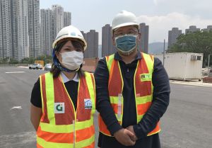 土木工程拓展署工程師韋玥華（左）和承建商代表黃俊康（右）說，疫情影響內地建材供應，經商討後決定調動施工程序，以追回工程進度。
