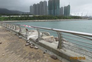 前年，超強颱風「山竹」襲港期間，將軍澳海濱公園受越堤浪沖擊，沿岸部分欄杆及地磚損毀。（資料圖片）
