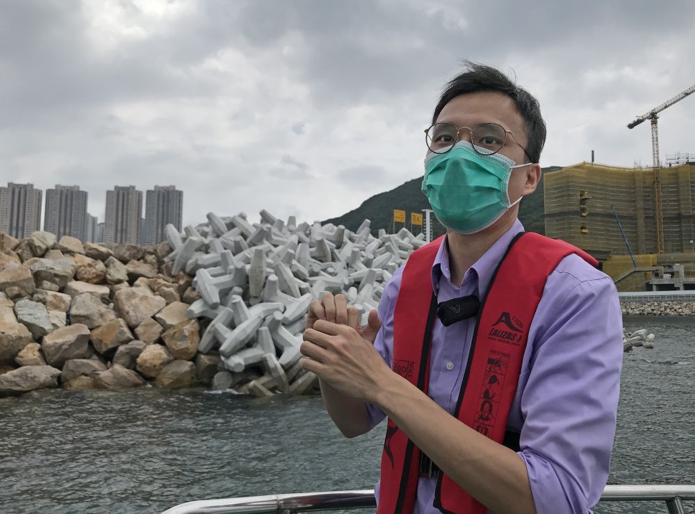 土拓署海港工程部工程師鄭卓軒表示，該署利用特別設計的預製混凝土組件（俗稱「弱波石」），加固香港仔南避風塘防波堤末端部分。