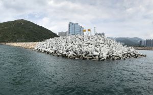 「山竹」襲港期間，香港仔南避風塘防波堤在巨浪沖擊下出現局部崩塌，現已修復。