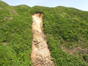 2016年5月一場暴雨，引發西貢區多宗山泥傾瀉，其中西灣路天然山坡發生嚴重滑坡，塌下的2 100立方米的泥石，堵塞進出西灣村的通道。（資料圖片）     