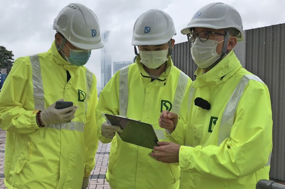 除了日常工作，徐偉耀（右）還隨時候命，處理緊急事故，包括協助處理渠道和水道淤塞的緊急清理工作。