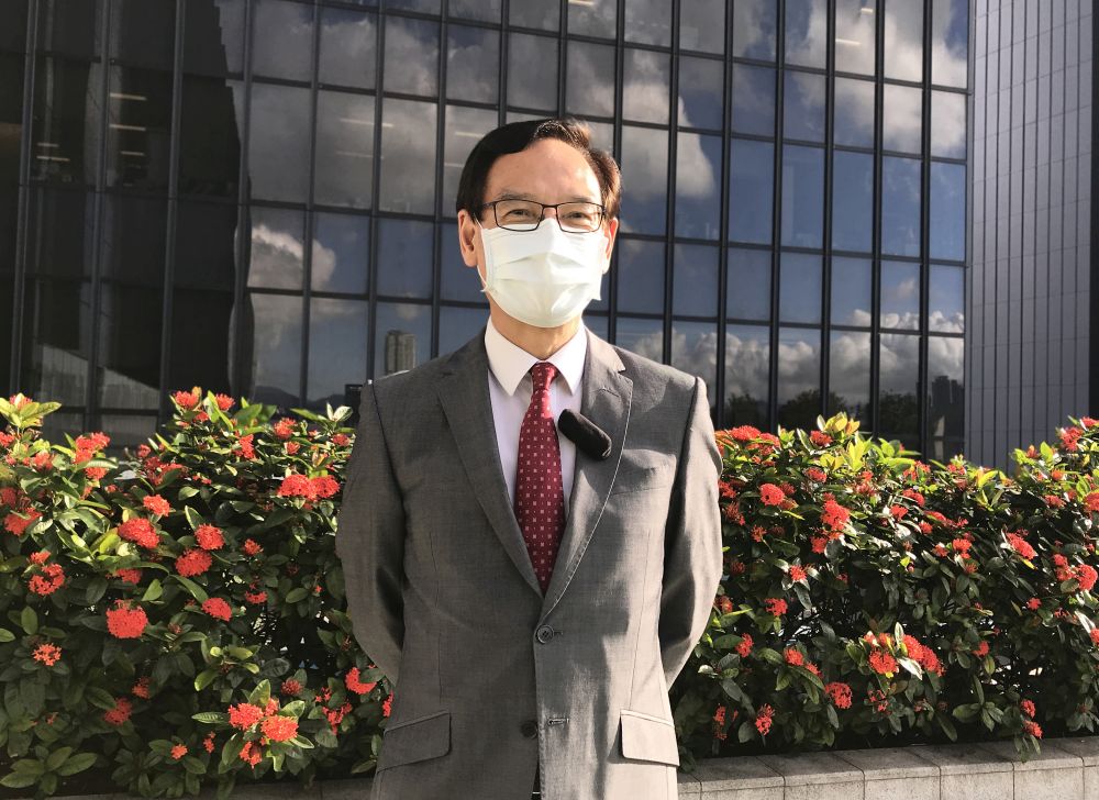 建築、測量、都市規劃及園境界立法會議員謝偉銓表示，政府迅速作出反應，推出資助計劃，對公司而言可說是「及時雨」，亦令新畢業生不用擔心「畢業變成失業」。