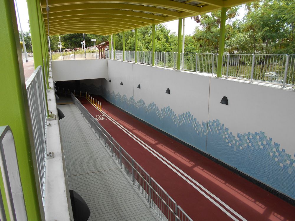 在技術可行的情況下，工程團隊會興建單車橋和單車隧道，以盡量減少踏單車人士需要下車過馬路的情況。圖為元朗錦壆路單車隧道。