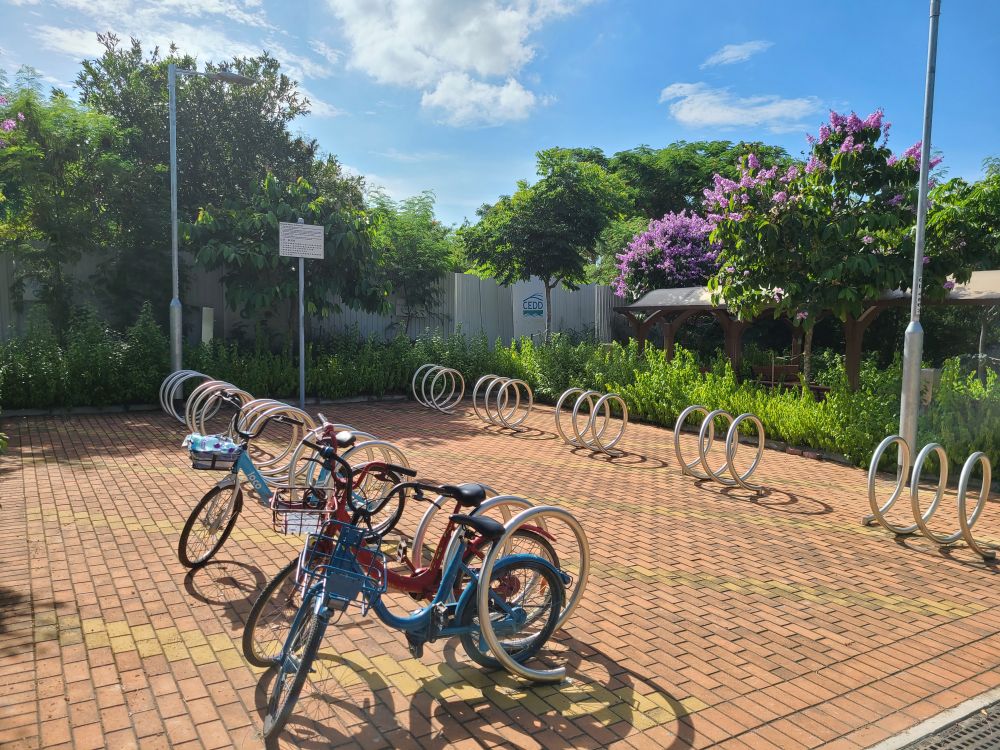 土拓署為踏單車人士提供所需的配套設施，包括可擺放單車的休息處。 