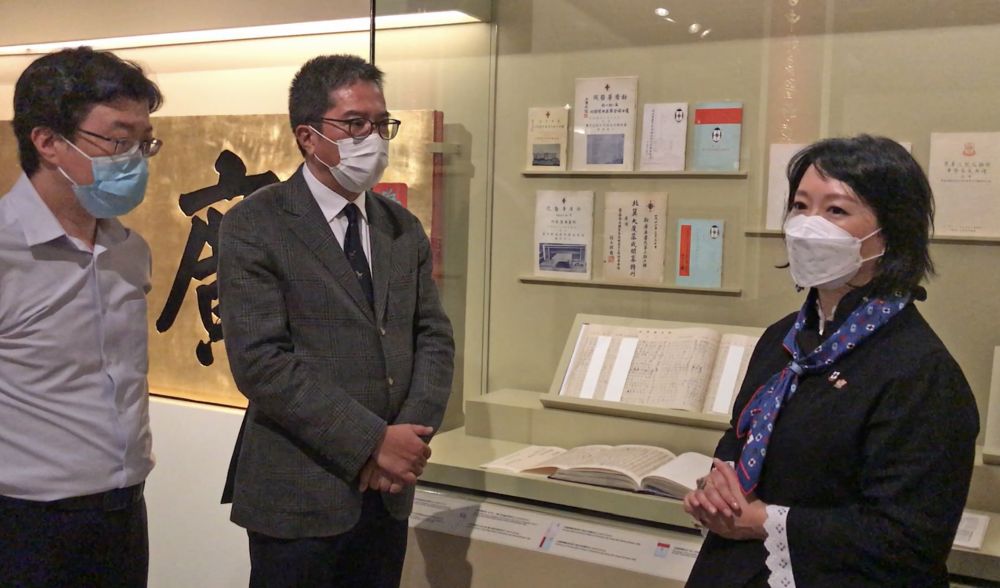 東華三院主席文頴怡（右）講述一位自稱「小婦人」的善長如何發起施贈中藥的善舉。