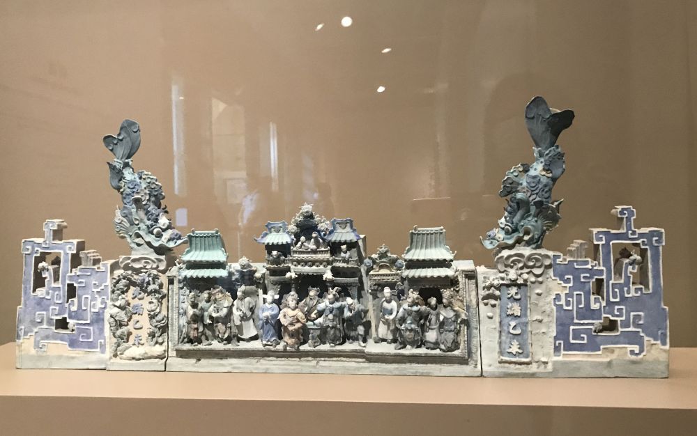 古蹟辦知悉太平山街約於1850年代落成的廣福義祠需要進行維修時，派出三維掃描小組掃描屋脊上的石灣陶塑，製成圖中的三維打印模型，以作記錄。