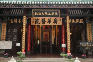 東華三院管理11項歷史建築，包括5項法定古蹟。圖中東華三院文物館於2010年被列為法定古蹟。