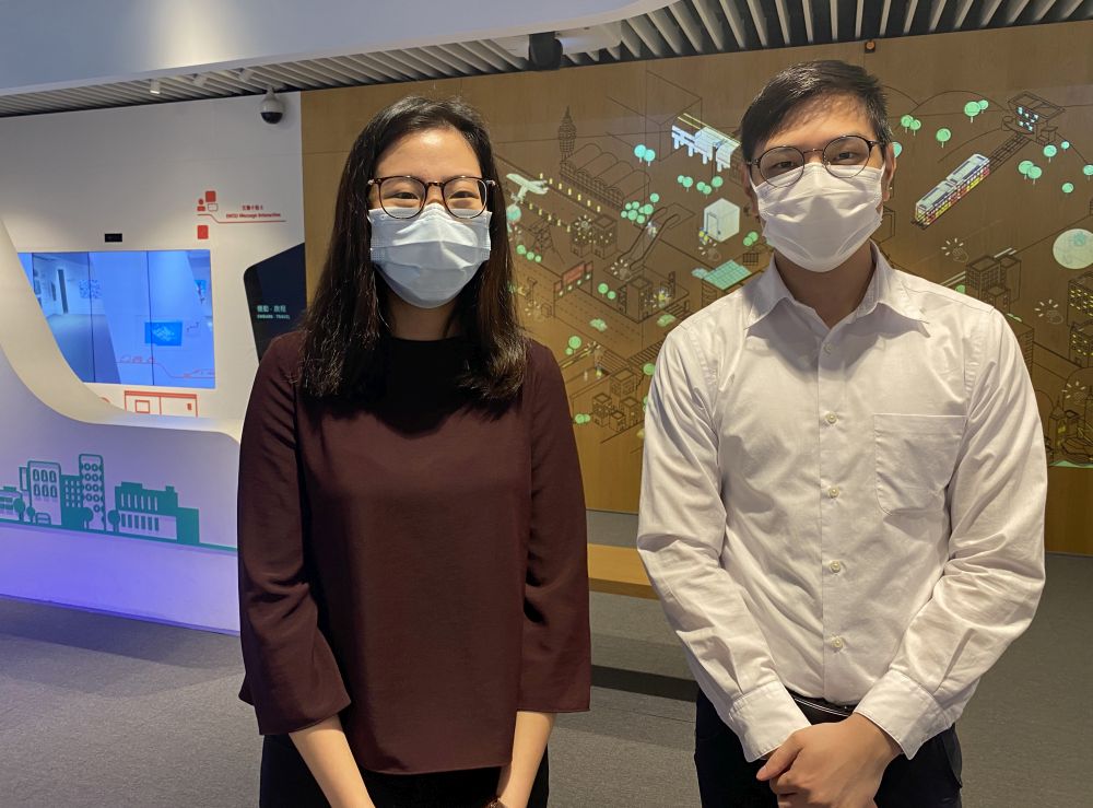 機電工程署（機電署）宣傳主任何梓欣（左）和宣傳助理陳俊華（右）皆表示，疫情下「搵工難」，很高興獲聘任「防疫抗疫基金」新增的政府職位。