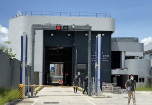 香園圍邊境管制站設有海關出入境車輛X光檢查大樓。