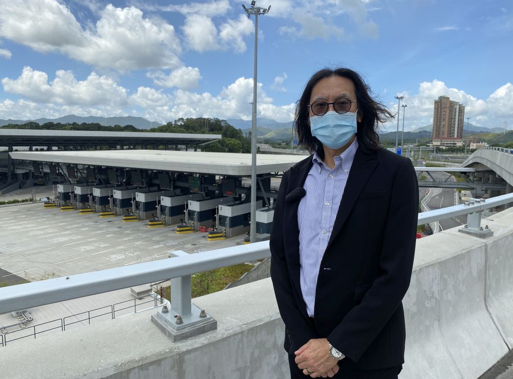 建築署總工程策劃經理曾慶樑說，貨檢全在地面處理，主要設有貨車出入境檢查亭、海關出入境貨物檢查大樓、海關出入境車輛Ｘ光檢查大樓等。他背後是入境貨車檢查亭。