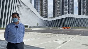 建築署高級工程策劃經理鄭偉倫介紹港深兩地旅檢大樓，圖右為深圳客運大樓，圖左為香港客運大樓，大樓中間凹下的位置是連接兩大樓的跨境行人橋。