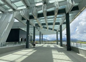 深港兩地的旅檢大樓採用玻璃、太陽擋等，構成光影效果，令室外室內的空間更有生氣。