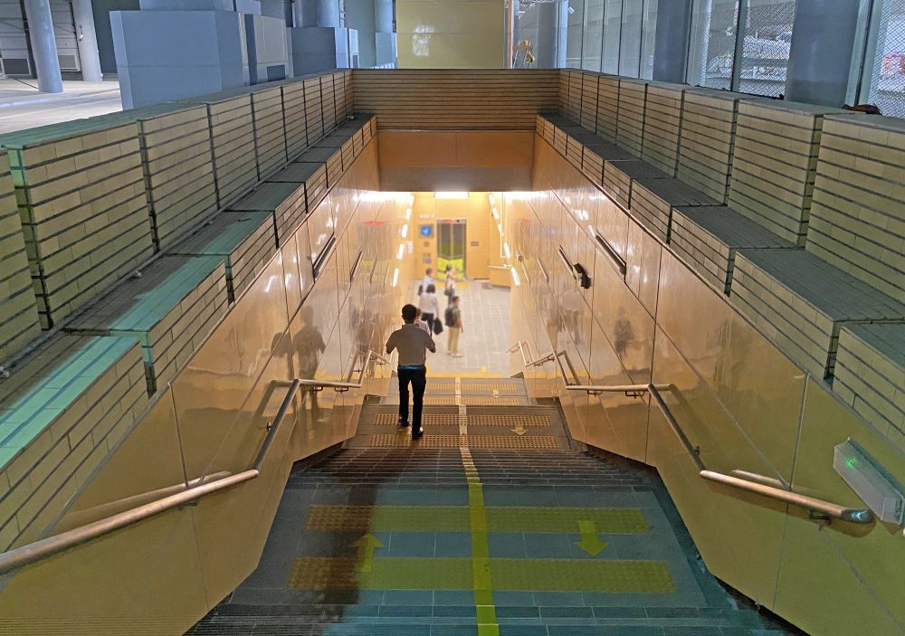 香港旅檢大樓內設有私家車上∕落客停車處、公眾停車場、行人隧道設施等。將來客運開通後，市民和旅客便可乘車或步行直達管制站。