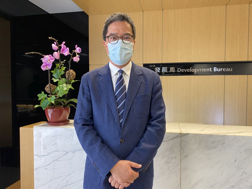 發展局局長黃偉綸今次邀請屋宇署的同事，介紹近期舉行的樓宇安全網上講座。