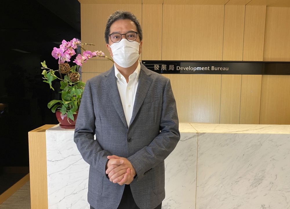 發展局局長黃偉綸說，最近三年，維港兩岸落成的新海濱長廊長達五公里。海濱長廊更成為大家消閒、「打卡」的熱點。