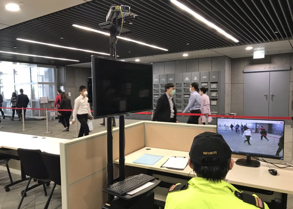 機電署為多個政府場地，如政府大樓、邊境口岸、街市等，加裝體溫檢測系統，提升防疫測溫的效率。